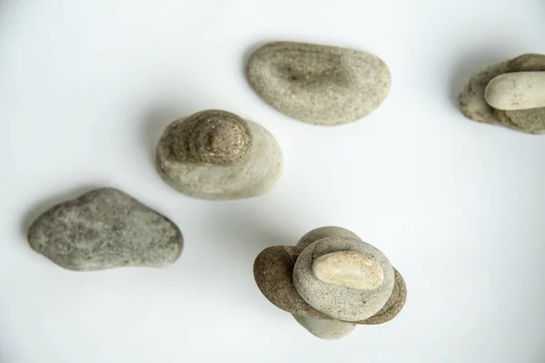 Zee ronde stenen, keien op witte geïsoleerde achtergrond — Stockfoto