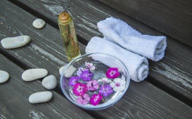  Spa yuvarlak deniz taş ve ahşap arka plan üzerinde pembe çiçekler