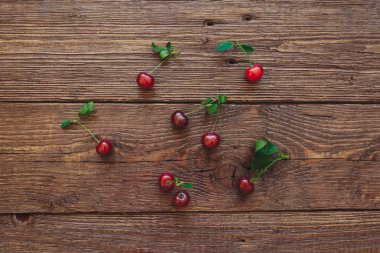 taze Olgun Kiraz ahşap yüzey üzerinde
