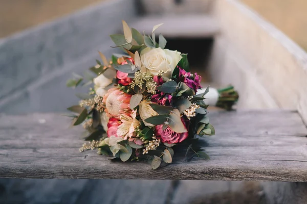 Wedding Bouquet Wooden Boat — Stock Photo, Image