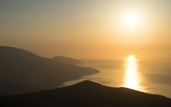 Sunrise Kırım'Ai-Petri dağlar üzerinde