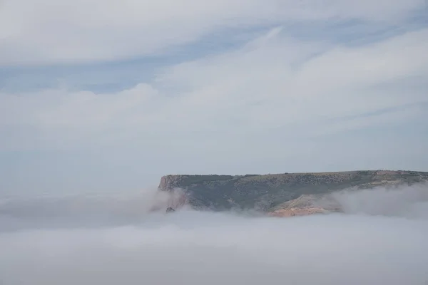 Balaklava dağlar Kırım'üzerinde bulutlar