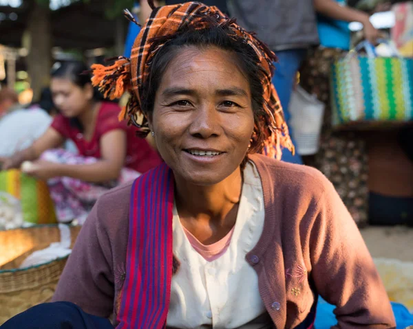 Inle Gölü/Myanmar - 15th Nisan 2018: Güzel kabile kadın Myanmar yüzen Market