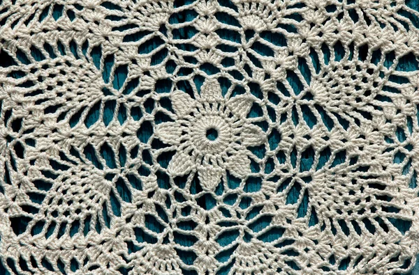 Belle Napperon Crochet Sur Fond Bleu Bois — Photo
