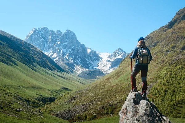 Wandelaar Met Rugzak Trekking Stokken Zoeken Weergave Van Chauhi Bergketen — Stockfoto
