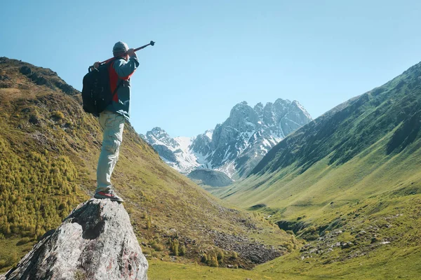 Uomo Con Zaino Bastoni Trekking Sguardo Vista Della Catena Montuosa — Foto Stock