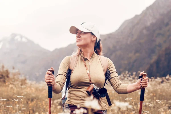 Heureux Touriste Avec Sac Dos Des Bâtons Trekking Profite Nature — Photo