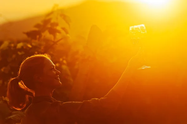 Donna Felice Guardando Bicchiere Vino Tramonto Nella Vigna Della Valle — Foto Stock