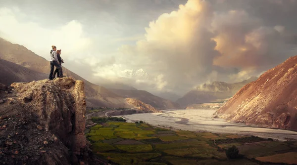 Viajantes Assistem Tiram Fotos Nascer Sol Nas Montanhas Upper Mustang — Fotografia de Stock