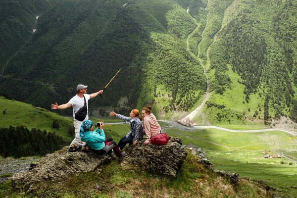 Grupp Vänner Eller Turister Roar Njuter Tiden Tillsammans Bergen Viewpoint — Stockfoto