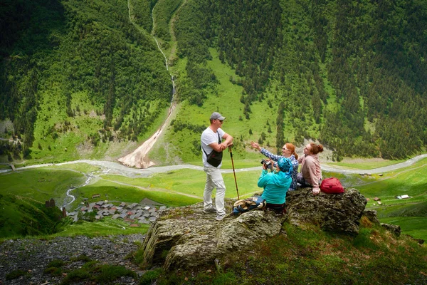 Gruppe Von Touristen Genießen Während Der Sommerferien Den Bergen Der — Stockfoto