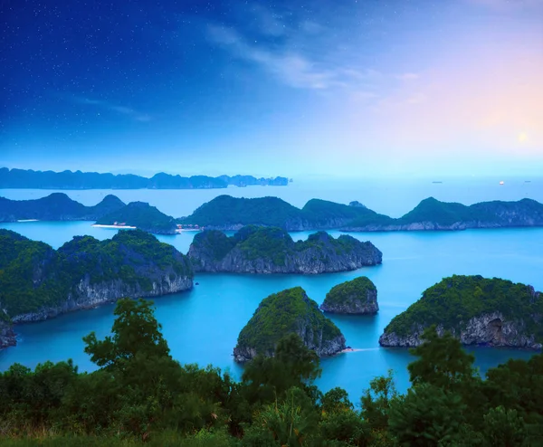 Halong Bay Yıldızlı Gökyüzünün Akşam Peyzaj Dağlar Vietnam — Stok fotoğraf