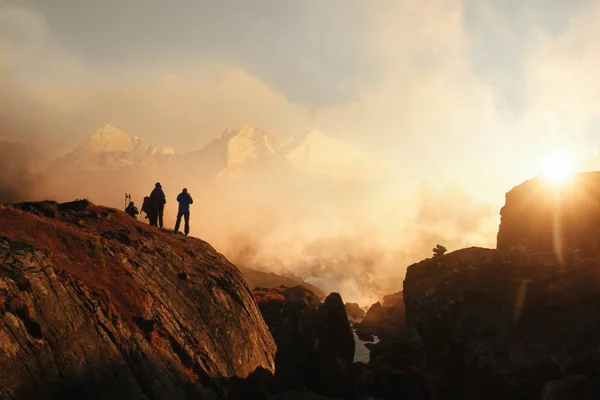 Grupp Turister Vilar Högt Bergen Himalaya Över Solnedgången — Stockfoto