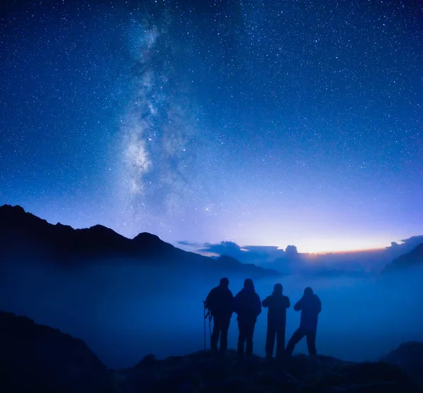 Skupina Turistů Při Pohledu Hvězdnou Oblohu Horách Himálaje — Stock fotografie