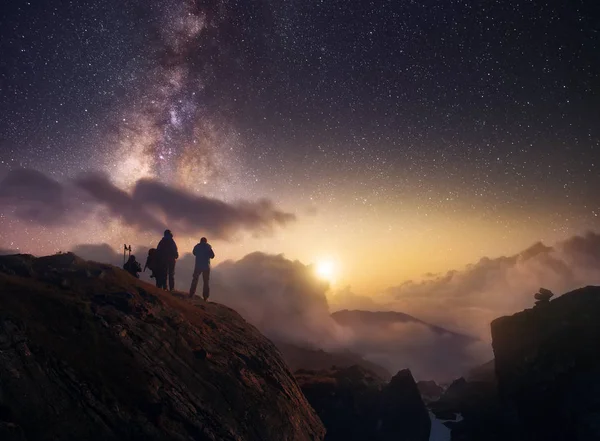 Grupp Vandrare Tittar Stjärnhimlen Bergen Himalaya — Stockfoto