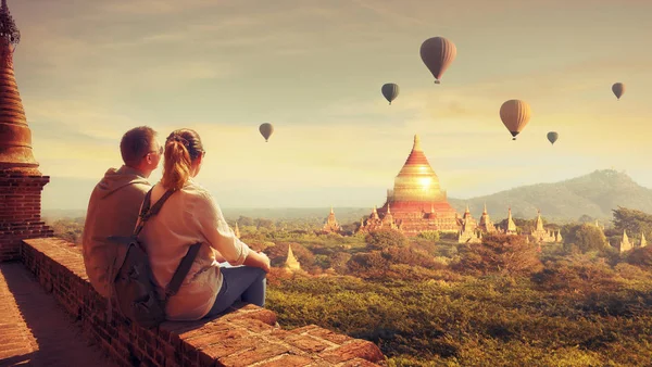 Happy Tourists Friends Enjoy Watching Flight Balloons Old Bagan Myanmar — Stock Photo, Image