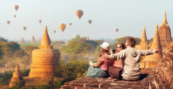 Turistas Felizes Amigos Turistas Nas Férias Verão Old Bagan Myanmar — Fotografia de Stock