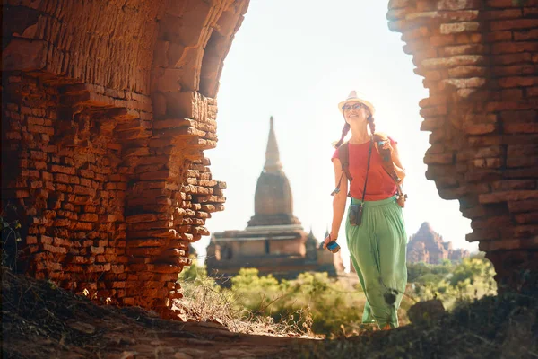 Emoções Positivas Viajante Feliz Mulher Com Uma Mochila Andando Através — Fotografia de Stock