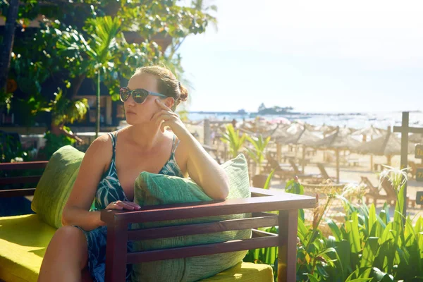 Kobieta Relaks Świeżym Powietrzu Słoneczny Letni Dzień Luksusowym Hotelu Wybrzeżu — Zdjęcie stockowe