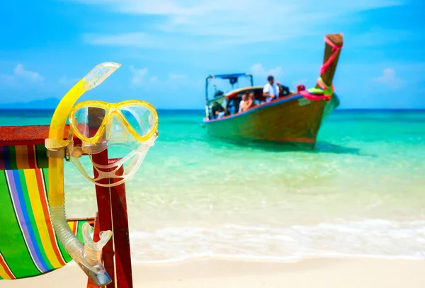 Paradiso estivo sulla spiaggia, maschera subacquea e boccaglio su una sedia di legno — Foto Stock