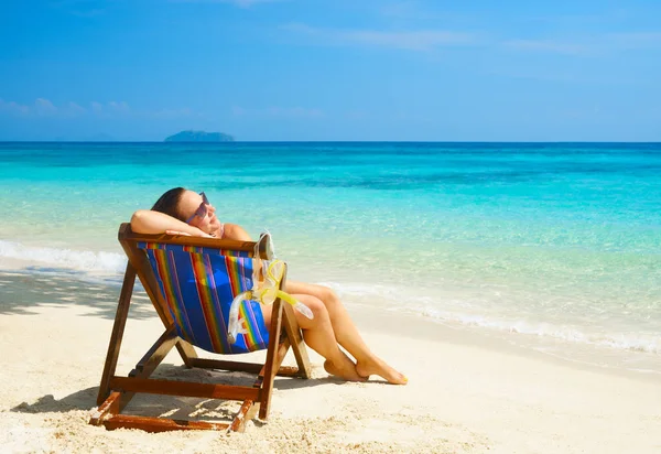 Verano concepto de vacaciones de playa, mujer disfrutando en la silla de playa —  Fotos de Stock