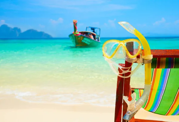 Paradiso estivo sulla spiaggia, maschera subacquea e boccaglio su una sedia di legno — Foto Stock