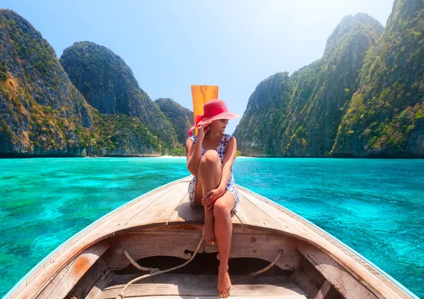 Žena cestovat lodí v letních prázdnin mezi ostrovy Phi — Stock fotografie