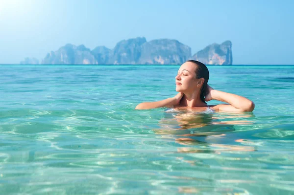 Feliz joven mujer disfrutando de nadar en el refrescante agua de mar Phi —  Fotos de Stock