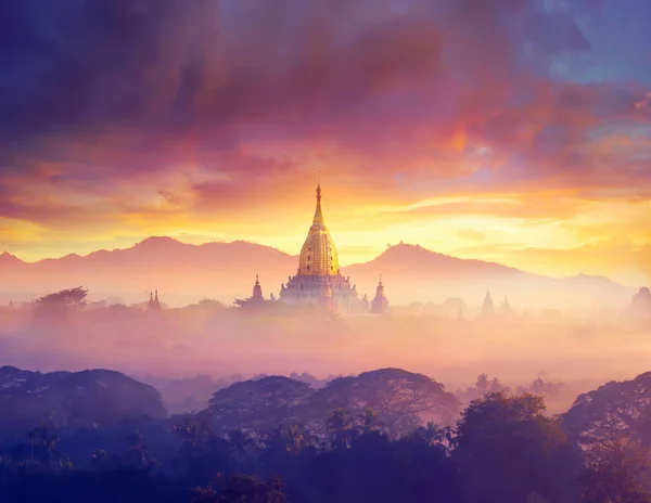 Desfrutando de pôr do sol colorido sobre de stupas budistas e bal ar quente — Fotografia de Stock