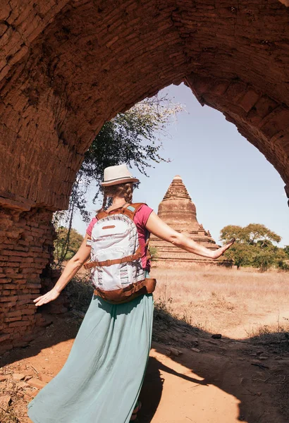 Sırt çantalı bir kadın gezgin Eski Bagan görünümünde yürüyor — Stok fotoğraf