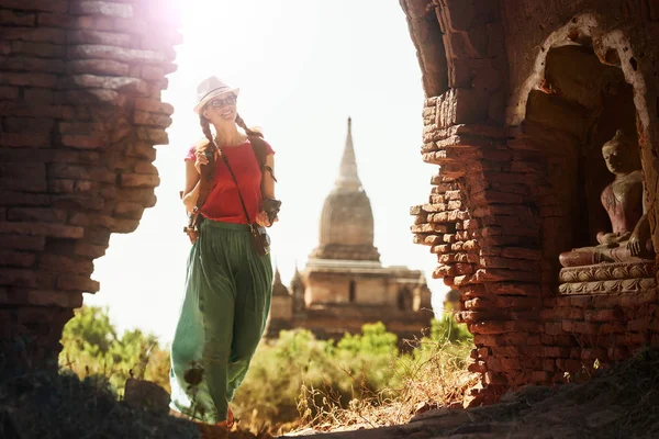 Женщина путешественник с рюкзаком прогуливаясь по Баган глядя — стоковое фото
