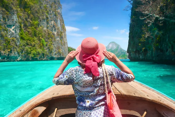 Beautiful woman travelling by boat among the islands Phi Phi and — Stock Photo, Image