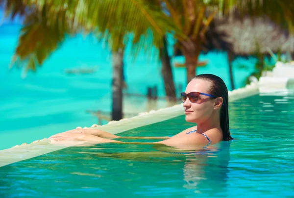 Vista de perto, de uma jovem atraente relaxando em um spa — Fotografia de Stock