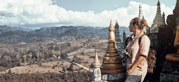 Jonge vrouw reiziger genieten landschap en stupa 's in de verleiding — Stockfoto