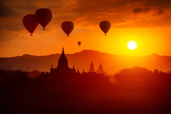 古代バガンで仏教の仏塔や熱気球の上にカラフルな日の出をお楽しみください ミャンマー アジア — ストック写真