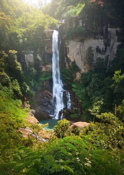 島の風光明媚なシンボルスリランカの滝ヌワラ エリヤの人気リゾートタウンに近いランボダ — ストック写真