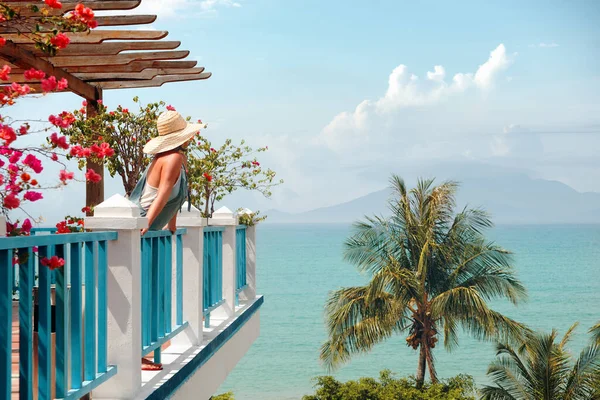 Young Woman Standing Balcony Flowers Looking Sea Islands Summer Vacation — Stock Photo, Image