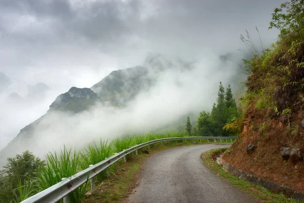 Estrada Curva Cênica Névoa Manhã Alta Nas Montanhas Vietnã Norte Imagem De Stock