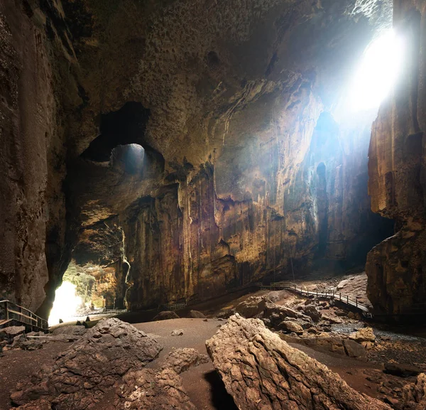 One of most beautiful caves of Borneo Gomantong. Malaysia — Stock Photo, Image