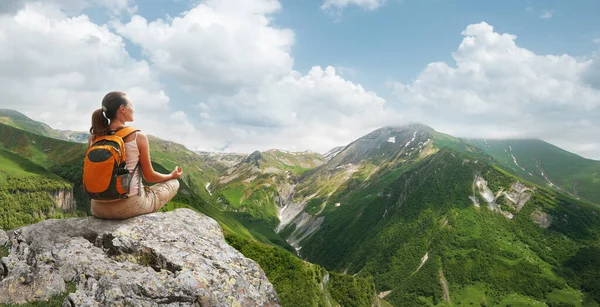 Frau meditiert Yoga in den Bergen im sonnigen Georgien. — Stockfoto