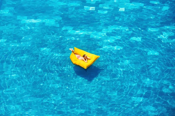 Vista dall'alto della donna rilassante nella piscina all'aperto, concetto di vacanza estiva tropicale — Foto Stock