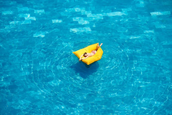 Vue du dessus de la femme se détendre dans la piscine, concept de vacances tropicales — Photo