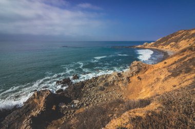 Güzel dalgalar çökmesini üzerine kayalık plaj, blöf koy düz Rock noktası kaya oluşumu arka plan, Palos Verdes Estates, California ile