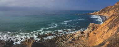 Güzel dalgalar çökmesini üzerine kayalık plaj, blöf koy düz Rock noktası kaya oluşumu arka plan, Palos Verdes Estates, California ile