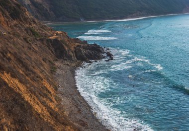 Dik Palos Verdes kayalıklarla kıyı görünümünü çarpıcı ve güneşli bir günde, Palos Verdes Estates, California yürüyüş parkurları