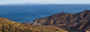 Avalon şehir ve liman Santa Catalina Island, üst mesafe Güney Kaliforniya Sahil Manzaralı yükseltilmiş görünümünü.