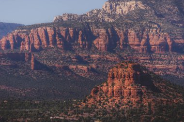 Sugarloaf dağ arka planda, Sedona, Arizona Capitol Butte (aka Thunder Dağı) tarafından dwarfed ön planda