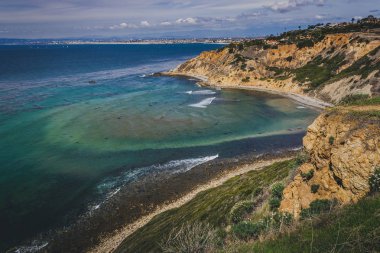 Güneşli bir blöf Cove, Palos Verdes Estates, California South Bay beach şehirler arka planda ile kıyı dik Palos Verdes kayalıklarla görünümünü çarpıcı