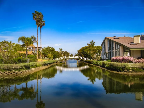 Beyaz Köprüsü ve Venedik kanallar, Venedik, Los Angeles boyunca güzel evleri