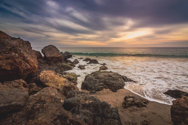 Cielo Dramático Atardecer Largo Point Dume State Beach Con Olas — Foto de Stock